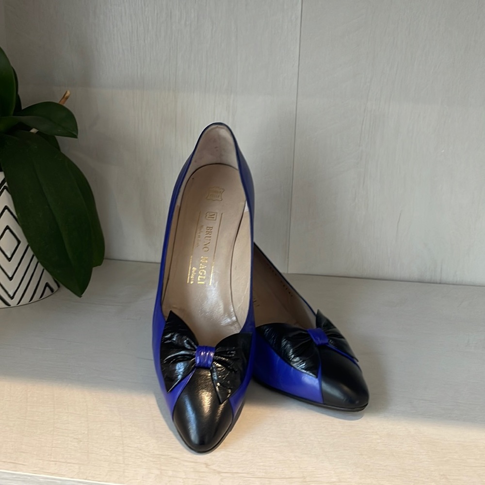 Vintage, electric blue Bruno Magli pump